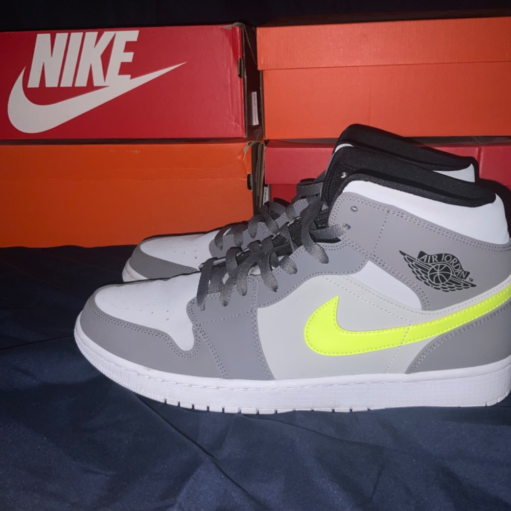Jordan 1 Mid Gunsmoke Volt Size 12.5 - Picture 5 of 13